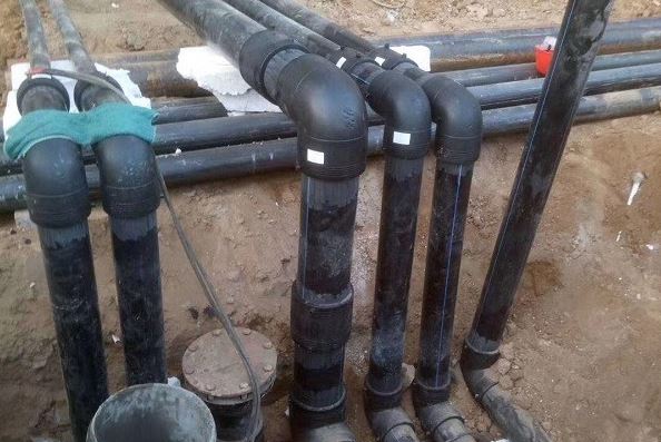 How do fusion techniques impact the leak-proof properties of HDPE fittings?